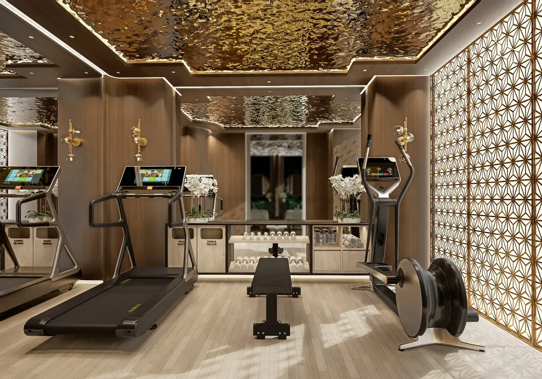 Gimnasio del Residents Club con celosía y plafón de latón