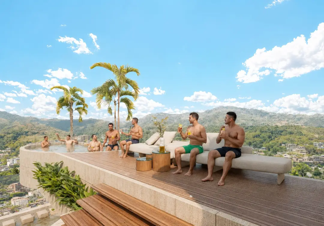 Residentes en el deck del asoleadero con vista a la montaña