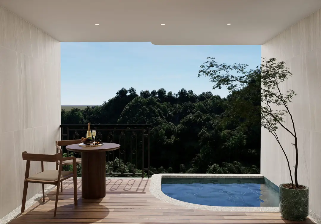 Terraza de una unidad de Praia con alberca privada, mesa de madera y vista a la selva de Puerto Vallarta