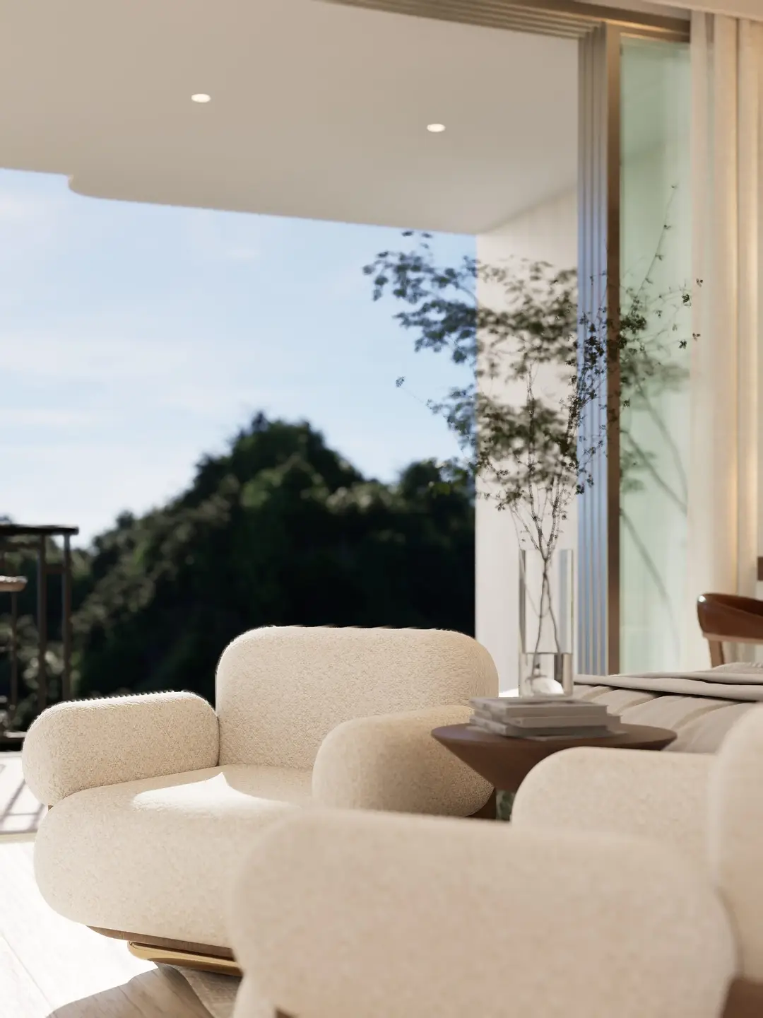 Sillones bouclé frente a la terraza con vista a la selva
